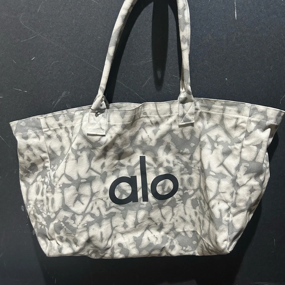 ALO Yoga Gray Tiedye Tote Bag - Picture 4 of 8